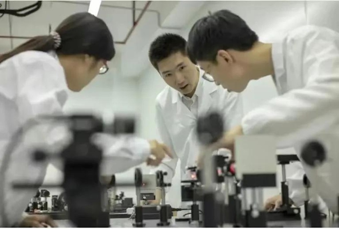 Bác sĩ thường xuyên chóng mặt, lắp camera phát hiện chuyện rùng mình