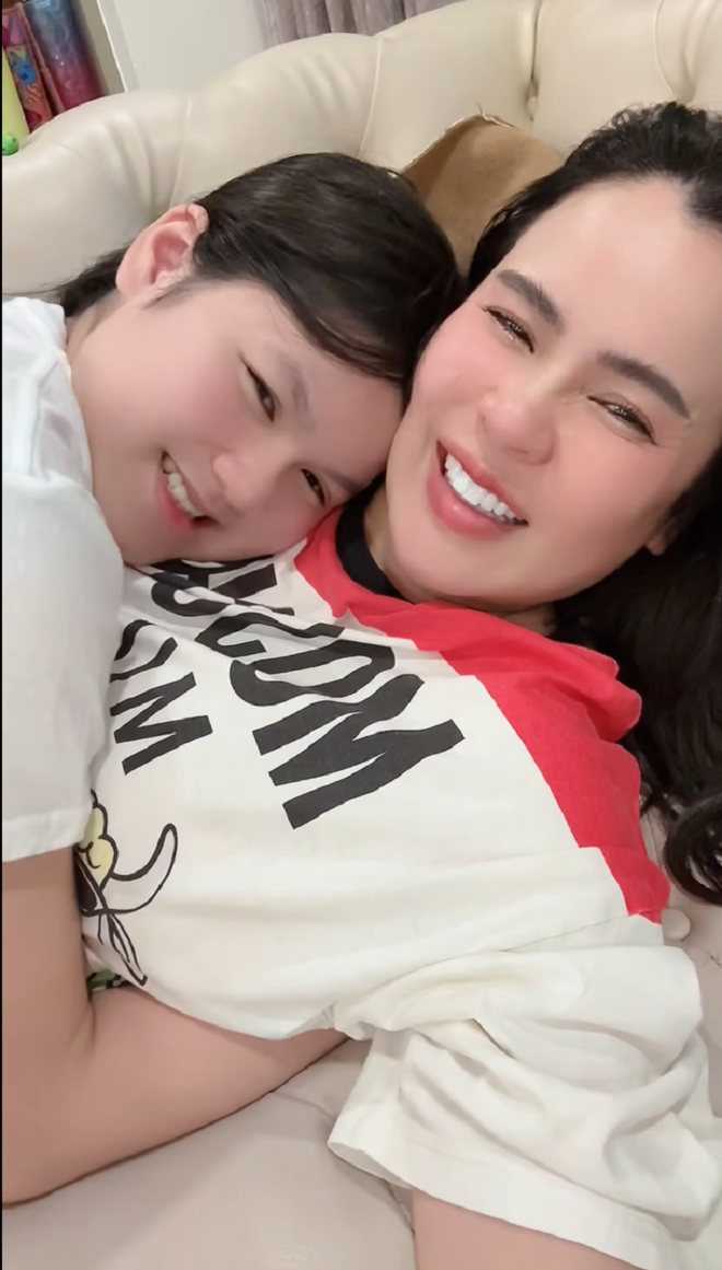 Bị nói bỏ mặc con cái, suốt ngày cặp kè vui chơi với trai, Hoa hậu Phương Lê đáp trả cực gắt - 1 Bị nói bỏ mặc con cái, suốt ngày cặp kè vui chơi với trai, Hoa hậu Phương Lê đáp trả cực gắt - 1