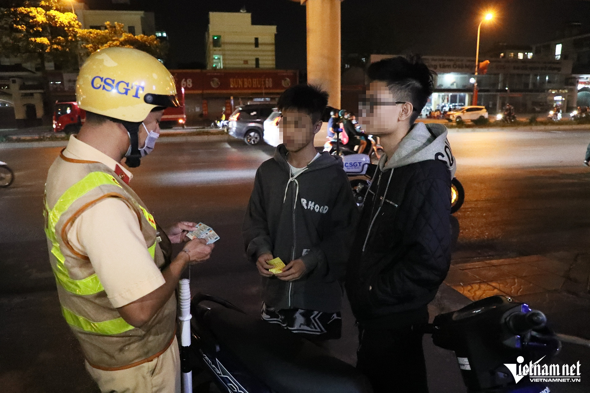 Dàn mô tô phân khối lớn của CSGT Hà Nội tuần tra ban đêm, 30 'quái xế' bị xử lý - 6