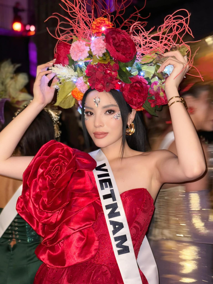 Kỳ Duyên bị Chủ tịch Miss Universe thái độ, xô đẩy khi chụp ảnh chung? - 5 Kỳ Duyên bị Chủ tịch Miss Universe thái độ, xô đẩy khi chụp ảnh chung? - 5