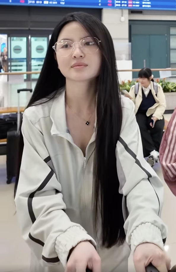 Bất ngờ với vóc dáng của Chu Thanh Huyền - vợ Quang Hải - 1 Bất ngờ với vóc dáng của Chu Thanh Huyền - vợ Quang Hải - 1
