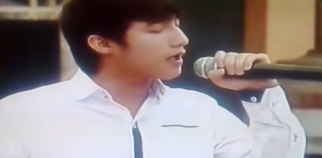 Video nam sinh biểu diễn văn nghệ 14 năm trước nhận 'bão like': Là thủ khoa đại học, hiện thành tên tuổi đáng 'gờm' - 1 Video nam sinh biểu diễn văn nghệ 14 năm trước nhận 'bão like': Là thủ khoa đại học, hiện thành tên tuổi đáng 'gờm' - 1