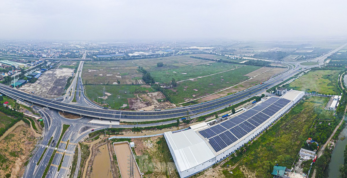 Toàn cảnh cầu vượt nằm cạnh vòng xuyến vào trạm thu phí cao tốc Hà Nội - Hải Phòng.