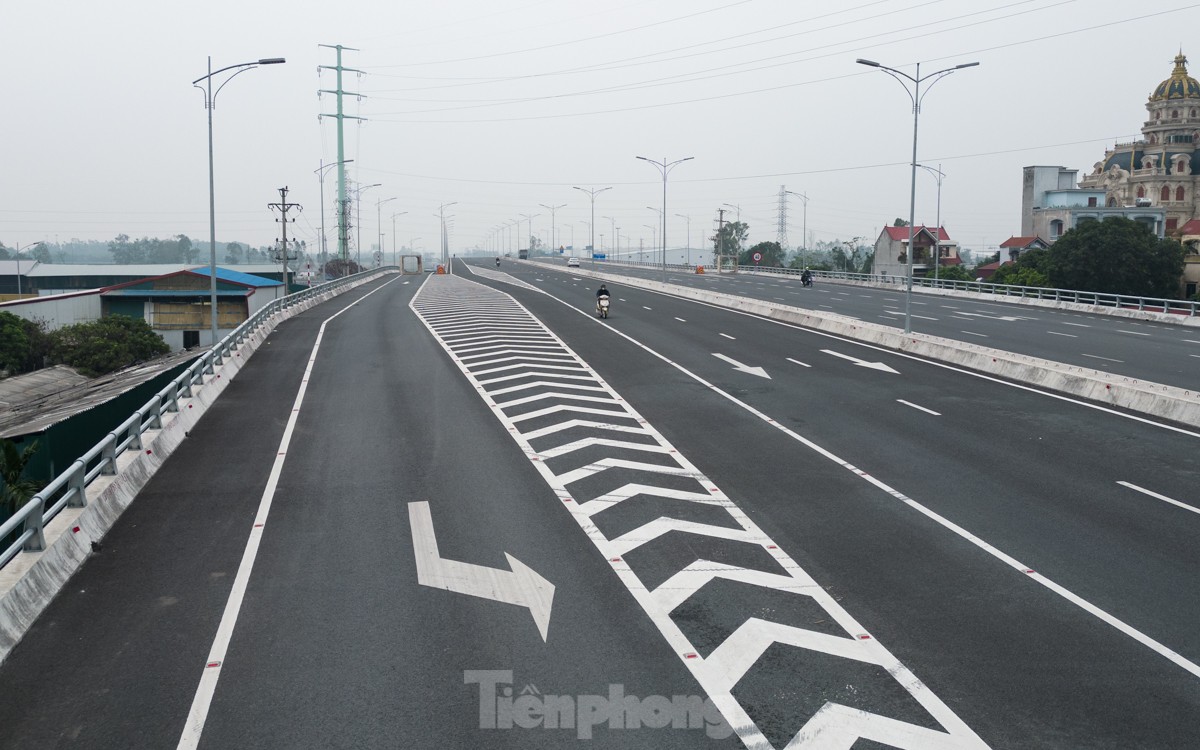 Cầu vượt có hai lối lên xuống.