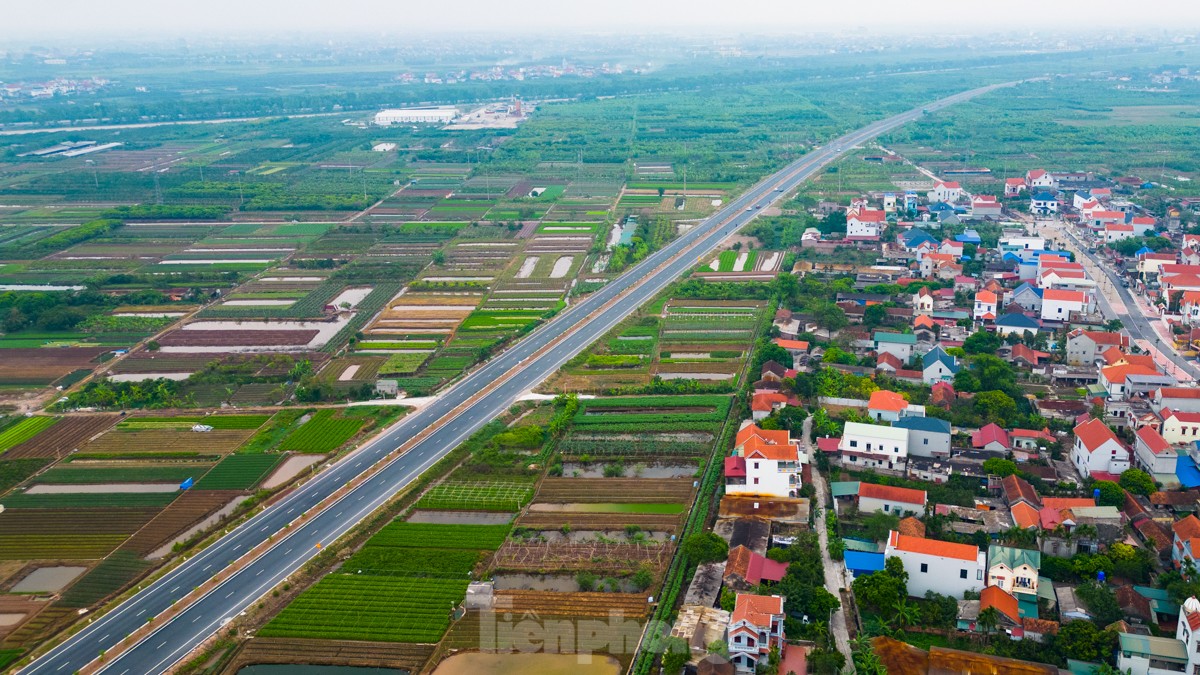 Dự án nâng cấp và mở rộng tuyến đường liên tỉnh Hà Nội - Hưng Yên (đoạn đi qua địa phận tỉnh Hưng Yên) khởi công từ tháng 8/2021 và dự kiến hoàn thành năm 2025 với tổng vốn đầu tư 2.900 tỷ đồng.