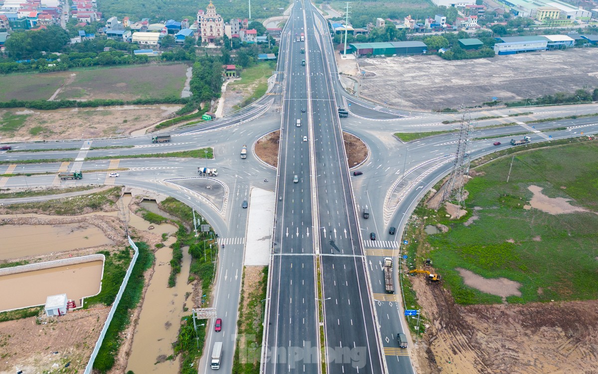 Đường liên tỉnh được thiết kế với 6 làn xe (mỗi bên 3 làn), trong đó điểm nhấn là cầu vượt trên Quốc lộ 39 với 8 làn xe. Cầu vượt này thành nút giao nối trực tiếp giữa tuyến đường liên tỉnh và tuyến đường nối hai cao tốc Hà Nội - Hải Phòng và cao tốc Cầu Giẽ - Ninh Bình.