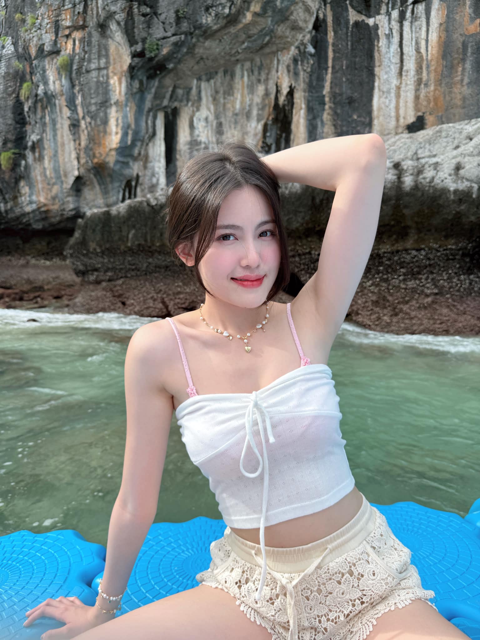 Bạn gái HIEUTHUHAI lộ nhan sắc qua 'cam thường', netizen giật mình vì 1 chi tiết - 5