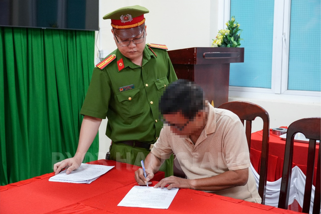 Người phụ nữ Hà Nội đã bị 4 người đàn ông lừa 19 tỷ đồng như thế nào? Người phụ nữ Hà Nội đã bị 4 người đàn ông lừa 19 tỷ đồng như thế nào?