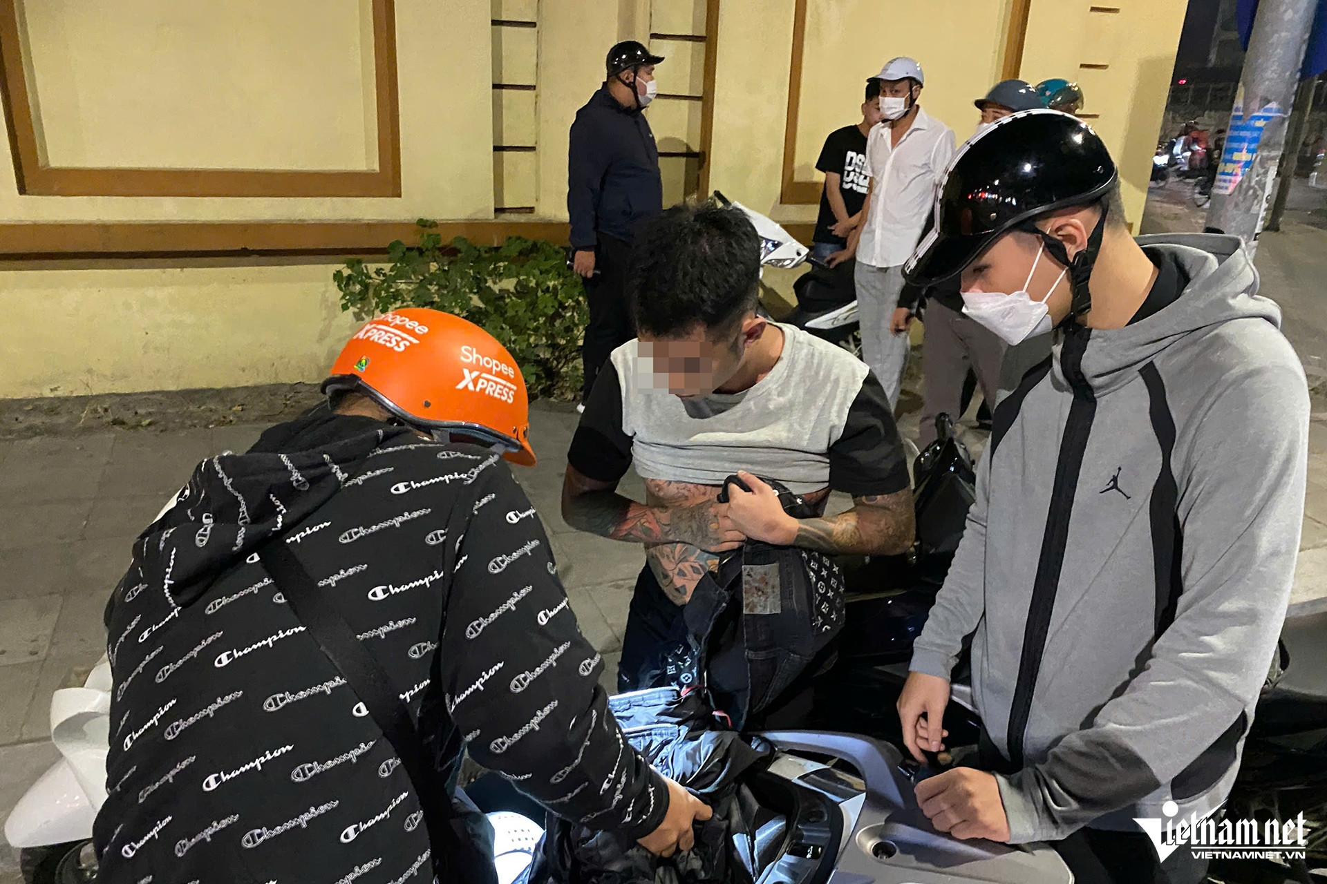 Chàng trai, cô gái xa lạ lên TikTok rủ nhau đi 'cháy phố' xuyên đêm Chàng trai, cô gái xa lạ lên TikTok rủ nhau đi 'cháy phố' xuyên đêm