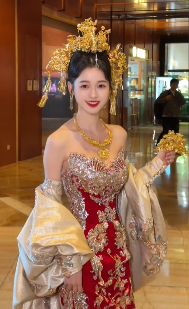 Cô dâu Việt đội vương miện, cầm hoa cưới bằng vàng bị so sánh với tỷ tỷ xứ Trung, đáp trả 'tôi không bận tâm' - 5