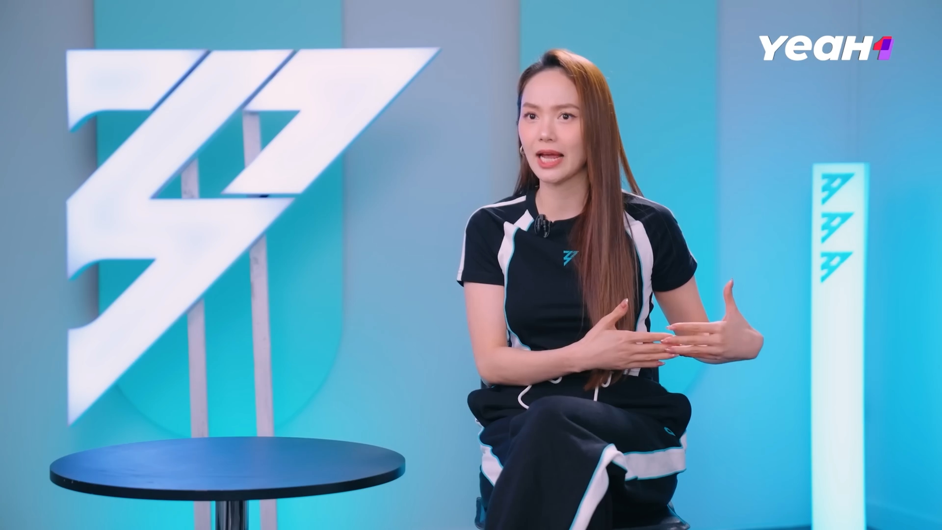 Minh Hằng xin lỗi vì khiến các chị có cảm giác bị cô bỏ rơi. Nữ ca sĩ cho biết cô có hành động gây hiểu lầm vì không hiểu luật