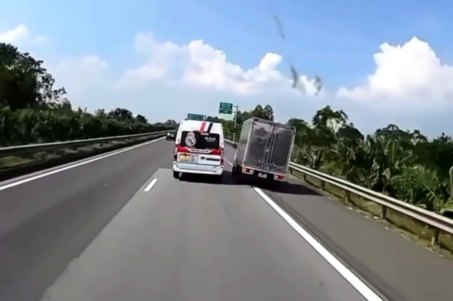 Lạng lách, chèn ép nhau trên đường, coi chừng lãnh án Lạng lách, chèn ép nhau trên đường, coi chừng lãnh án