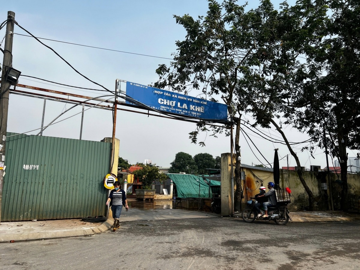 Theo tìm hiểu của phóng viên chợ La Khê thuộc phường La Khê, quận Hà Đông, Hà Nội  theo quy hoạch là chợ hạng 3, dưới 200 điểm kinh doanh. Tuy nhiên, nhiều năm qua chợ lại hoạt động như một chợ đầu mối khiến hoạt động buôn bán rầm rộ vào đêm xe chở hàng cỡ lớn hoạt động thường xuyên đã gây ảnh hưởng lớn đến đời sống cư dân xung quanh.