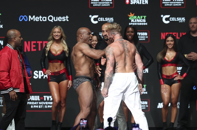 Jake Paul đánh bại Mike Tyson sau 8 hiệp đấu, nhận 40 triệu USD Jake Paul đánh bại Mike Tyson sau 8 hiệp đấu, nhận 40 triệu USD
