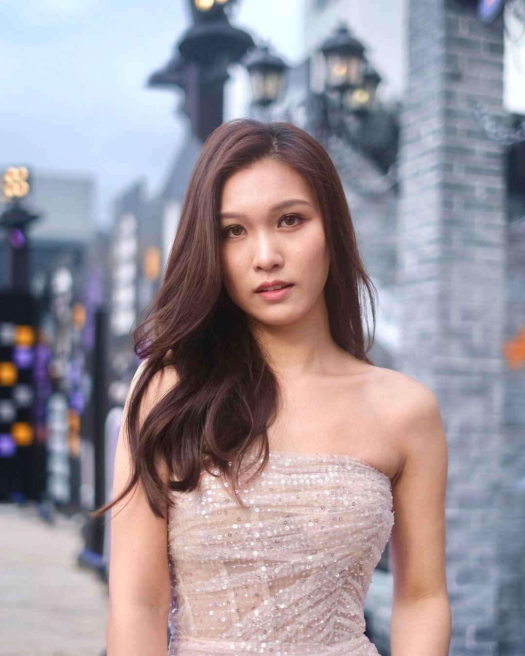 Người đẹp vào showbiz từ năm 2017. Cô là gương mặt diễn viên phụ được đài truyền hình hàng đầu Hong Kong (Trung Quốc) TVB nâng đỡ những năm qua