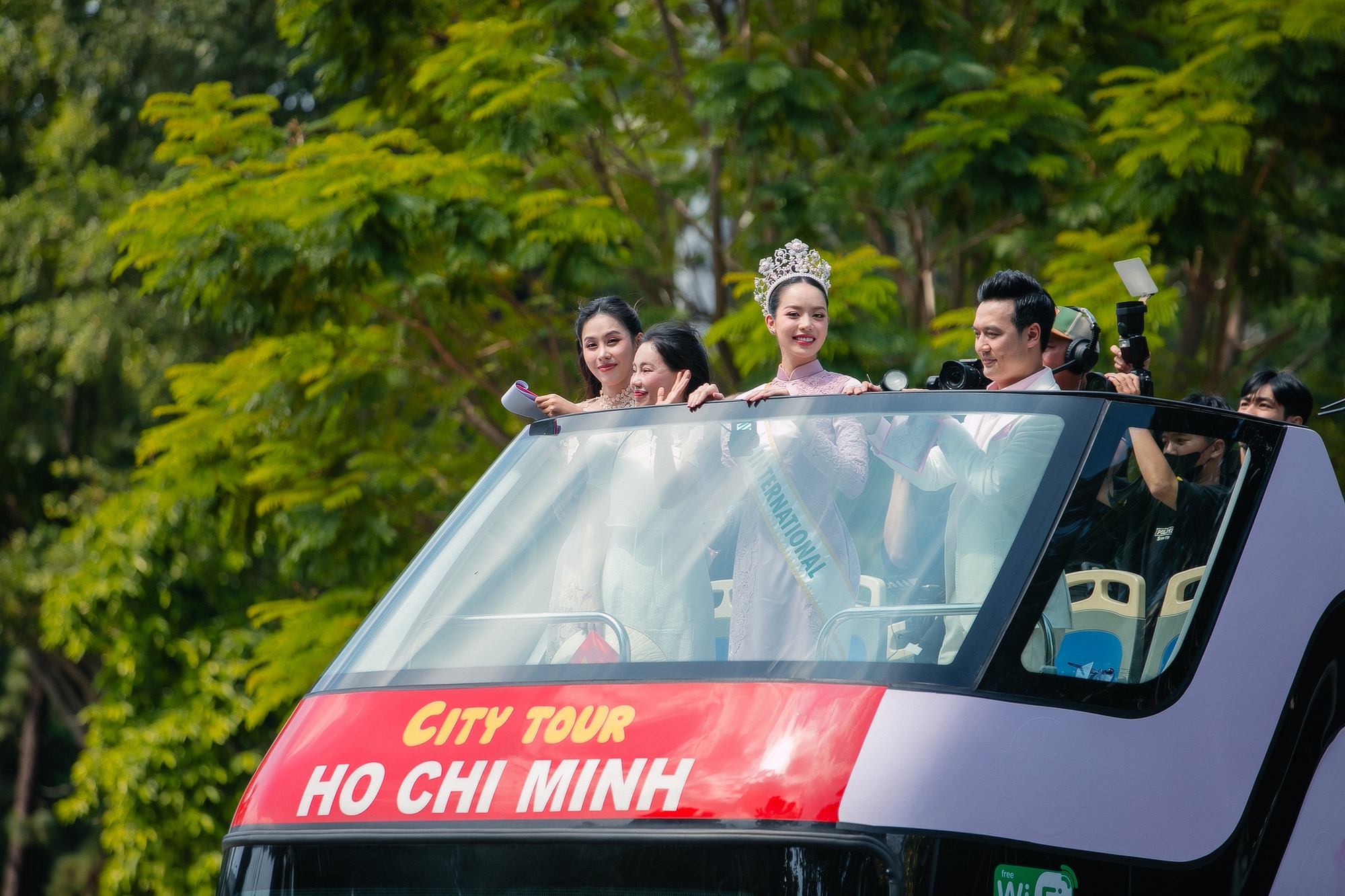 Thanh Thủy diễu hành qua nhiều tuyến đường tại TP.HCM để ăn mừng chiến thắng ở Hoa hậu Quốc tế.
