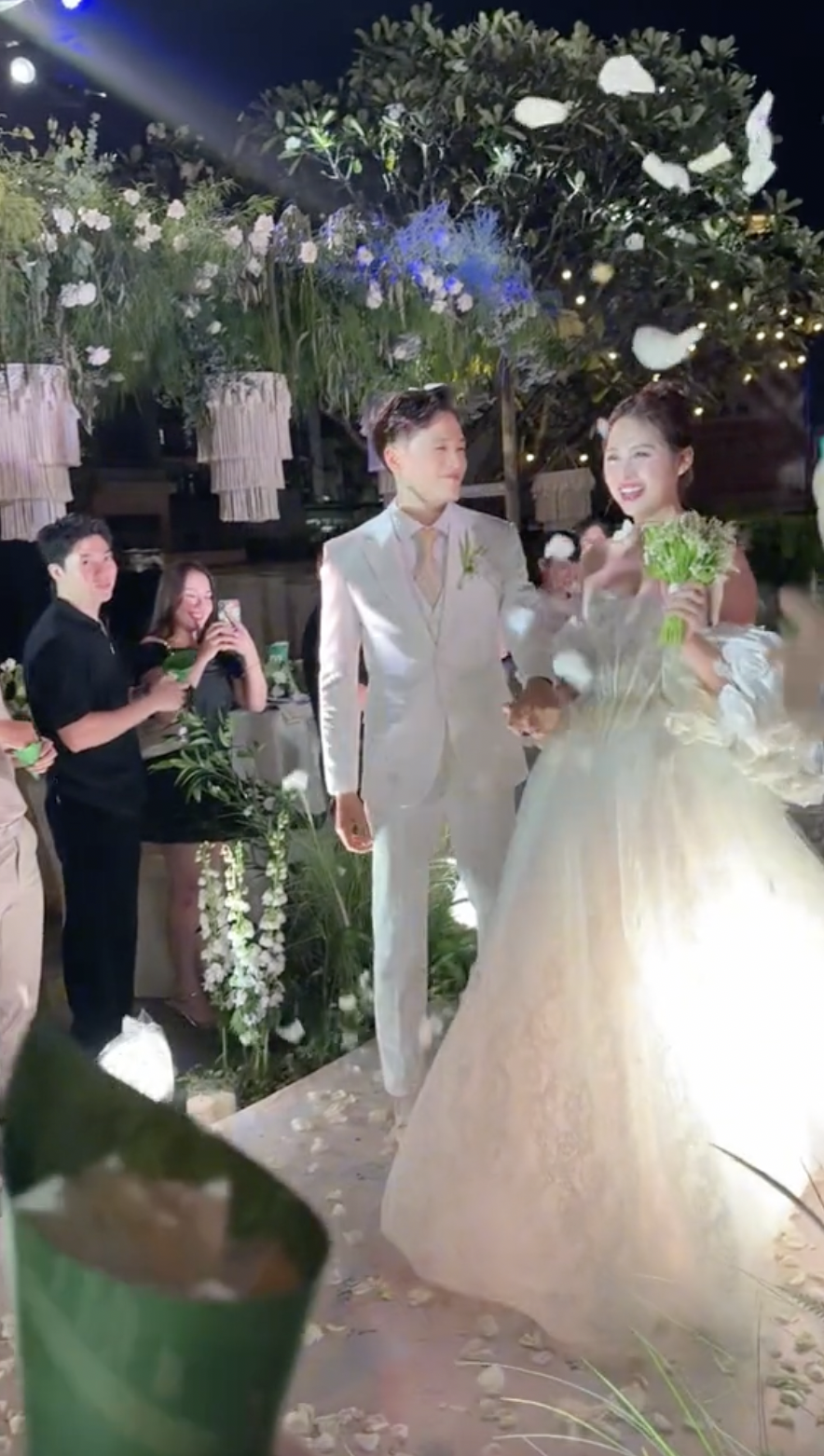 Đám cưới Việt Phương Thoa - Chí Thành: Dàn khách 'khủng' đổ bộ, 1 nhân vật tiến vào lễ đường khiến tất cả bật khóc - 1 Đám cưới Việt Phương Thoa - Chí Thành: Dàn khách 'khủng' đổ bộ, 1 nhân vật tiến vào lễ đường khiến tất cả bật khóc - 1