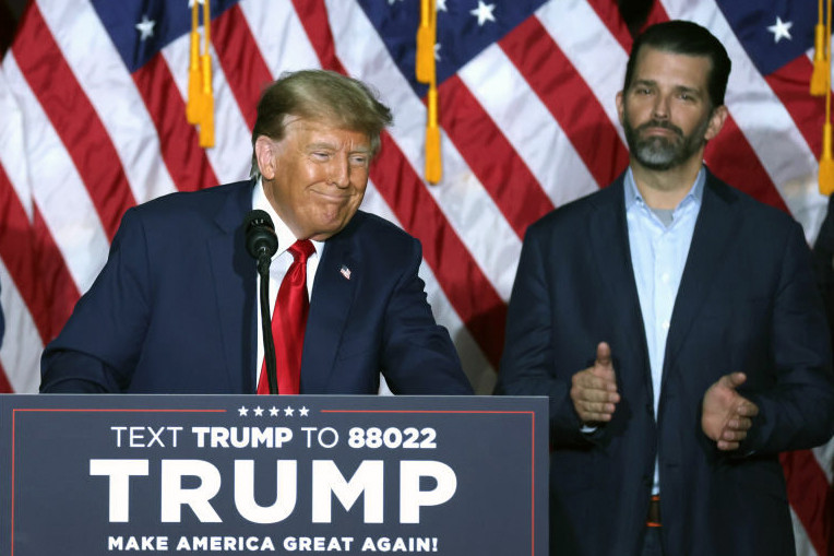 Ai trong gia đình thay 'ái nữ' Ivanka làm cố vấn hàng đầu cho ông Trump? Ai trong gia đình thay 'ái nữ' Ivanka làm cố vấn hàng đầu cho ông Trump?