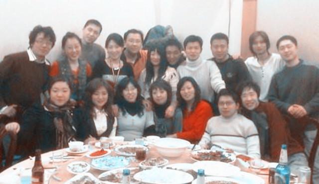 Đi họp lớp, hoa khôi bị cười nhạo vì đứng lên gói đồ ăn thừa: Ra về, cả lớp điếng người trước 1 cảnh tượng Đi họp lớp, hoa khôi bị cười nhạo vì đứng lên gói đồ ăn thừa: Ra về, cả lớp điếng người trước 1 cảnh tượng