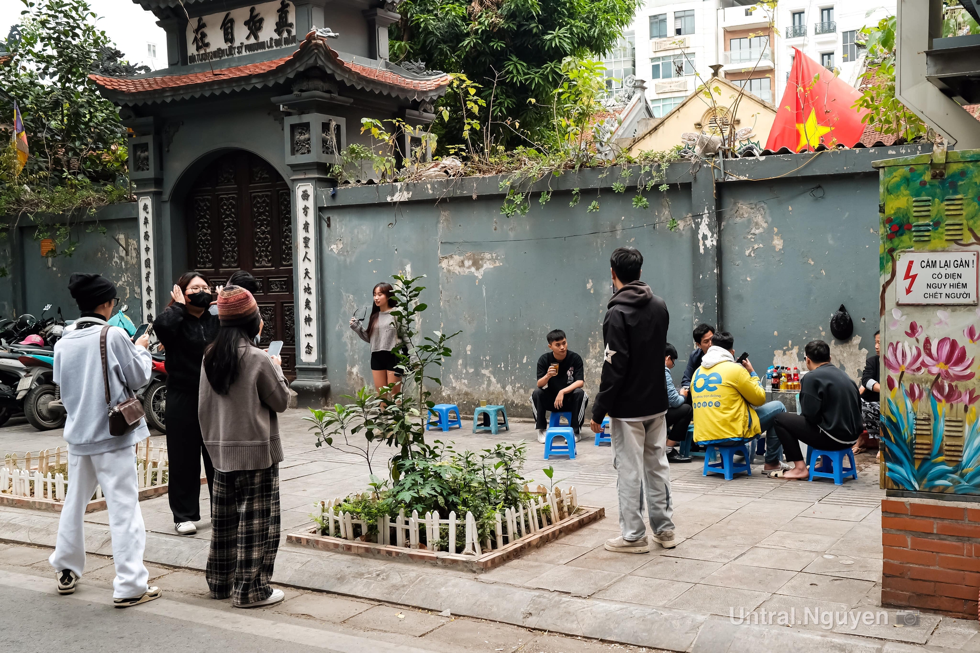 Chủ quán trà đá Sơn Tùng M-TP ngồi uống bức xúc, tiết lộ nguồn cơn khiến quán bị dẹp Chủ quán trà đá Sơn Tùng M-TP ngồi uống bức xúc, tiết lộ nguồn cơn khiến quán bị dẹp