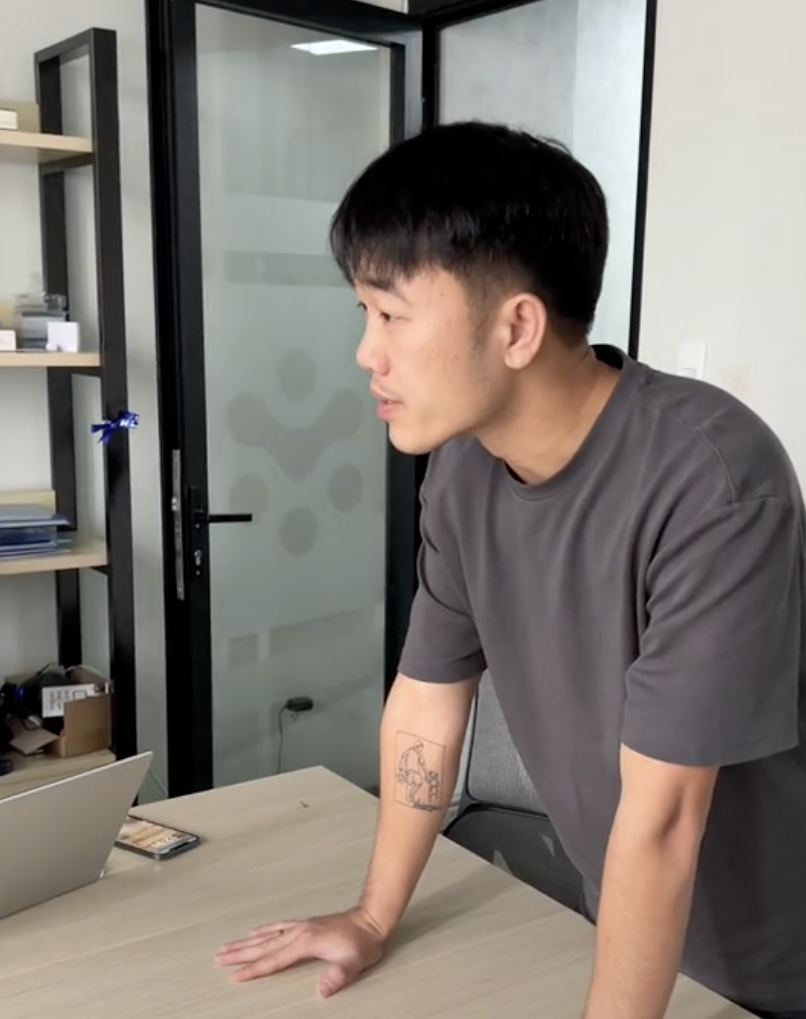 Tiền vệ Lương Xuân Trường gây sốc khi đập bàn quát nhân viên, phản ứng của người có mặt mới bất ngờ - 1 Tiền vệ Lương Xuân Trường gây sốc khi đập bàn quát nhân viên, phản ứng của người có mặt mới bất ngờ - 1