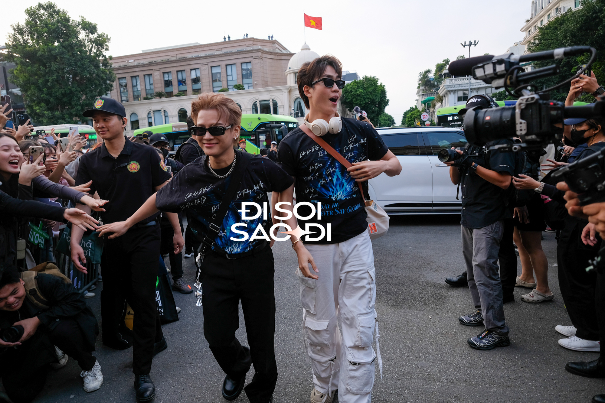 Dàn Anh Trai Say Hi diễu hành tại Hà Nội: Visual bắt góc nào cũng nét, fan nô nức như 'đu idol' quốc tế - 4 Dàn Anh Trai Say Hi diễu hành tại Hà Nội: Visual bắt góc nào cũng nét, fan nô nức như 'đu idol' quốc tế - 4