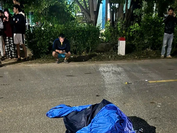 Va chạm với xe tải, thầy giáo và con trai 10 tuổi tử vong
