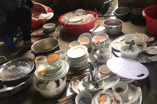 Sợ về quê chồng vì được 'ưu tiên' rửa cả chục mâm bát Sợ về quê chồng vì được 'ưu tiên' rửa cả chục mâm bát