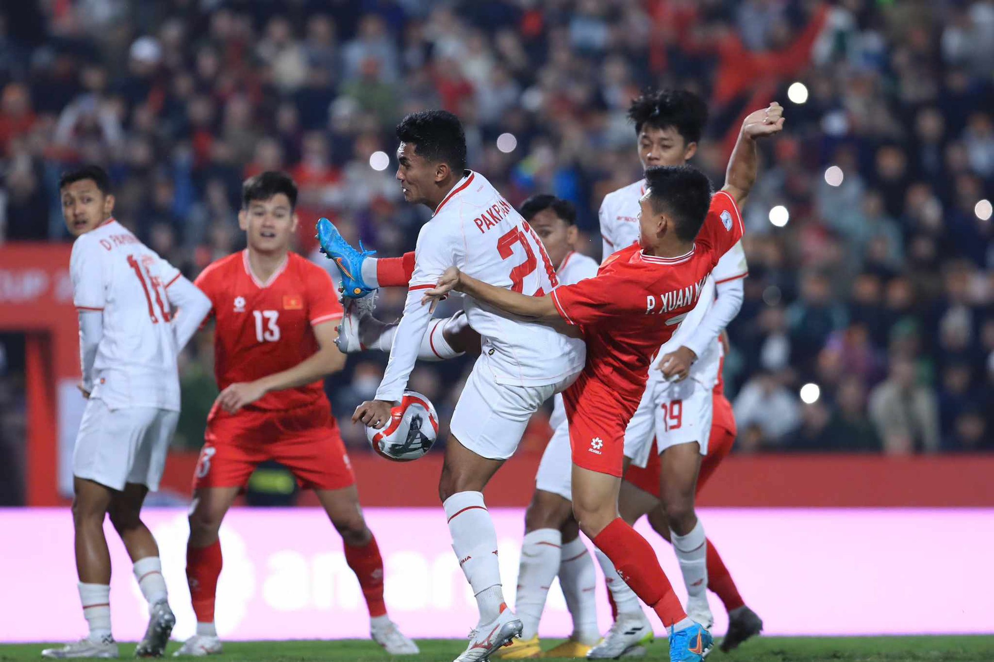 Quang Hải 'đứng dậy sau nỗi đau', tuyển Việt Nam hạ Indonesia đầy nghẹt thở để đặt một chân vào bán kết Quang Hải 'đứng dậy sau nỗi đau', tuyển Việt Nam hạ Indonesia đầy nghẹt thở để đặt một chân vào bán kết