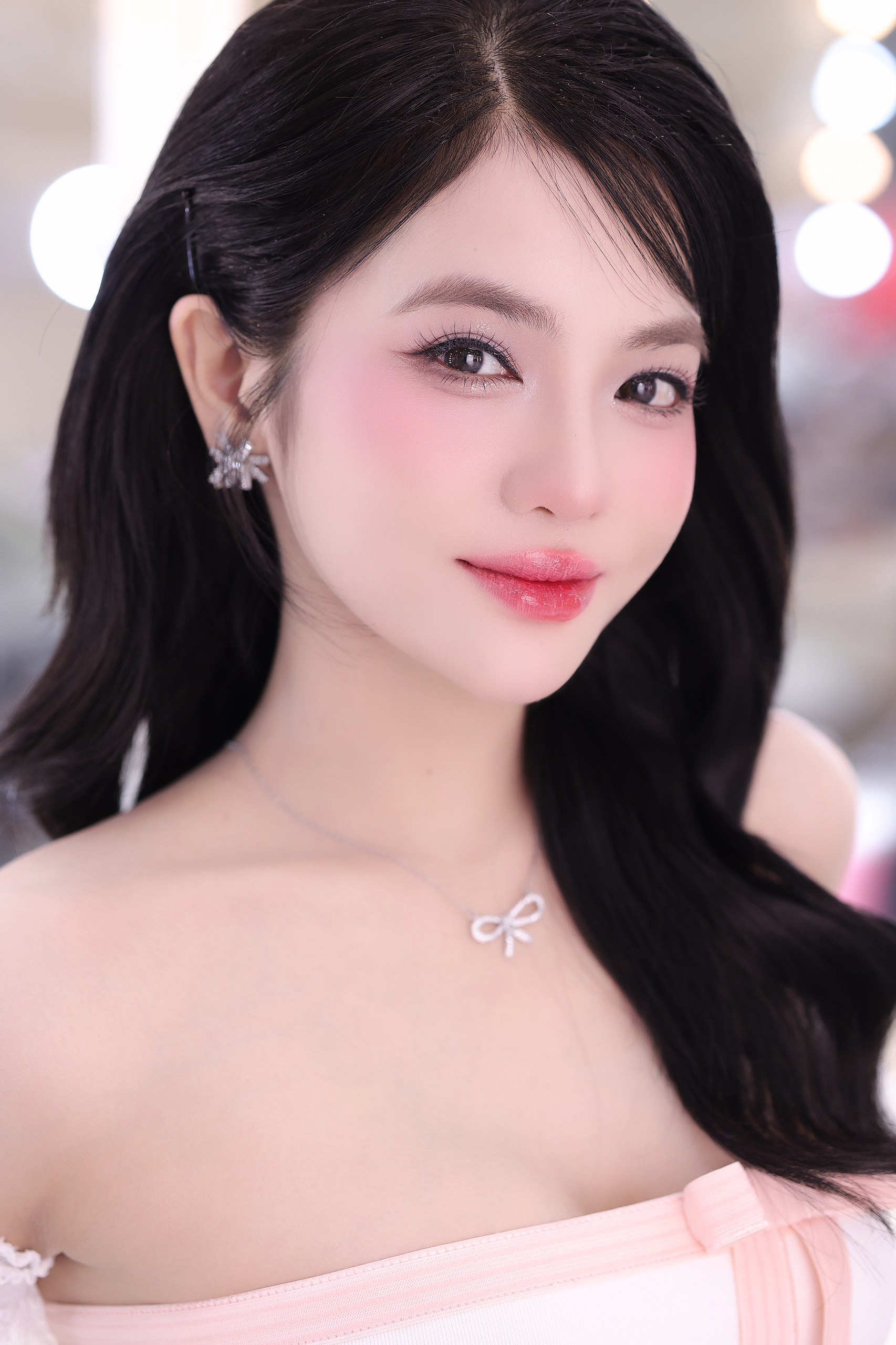 Nữ ca sĩ có body sexy nhất nhì Vbiz: 'Họ ép tôi vào mối quan hệ với những người sếp có gia đình' Nữ ca sĩ có body sexy nhất nhì Vbiz: 'Họ ép tôi vào mối quan hệ với những người sếp có gia đình'