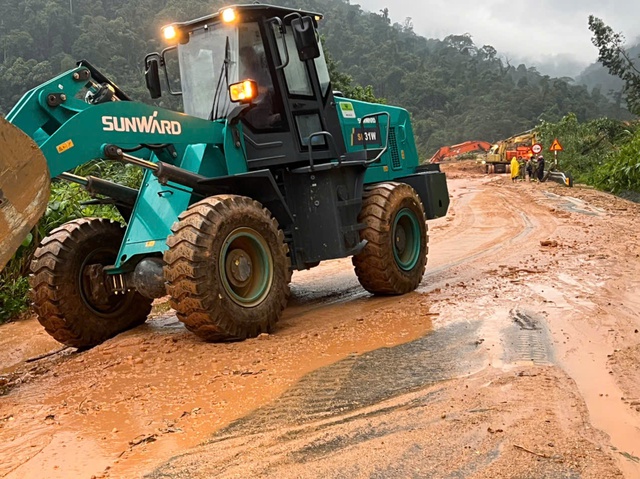 Giải cứu gần 350 người mắc kẹt trên đèo Khánh Lê do sạt lở Giải cứu gần 350 người mắc kẹt trên đèo Khánh Lê do sạt lở