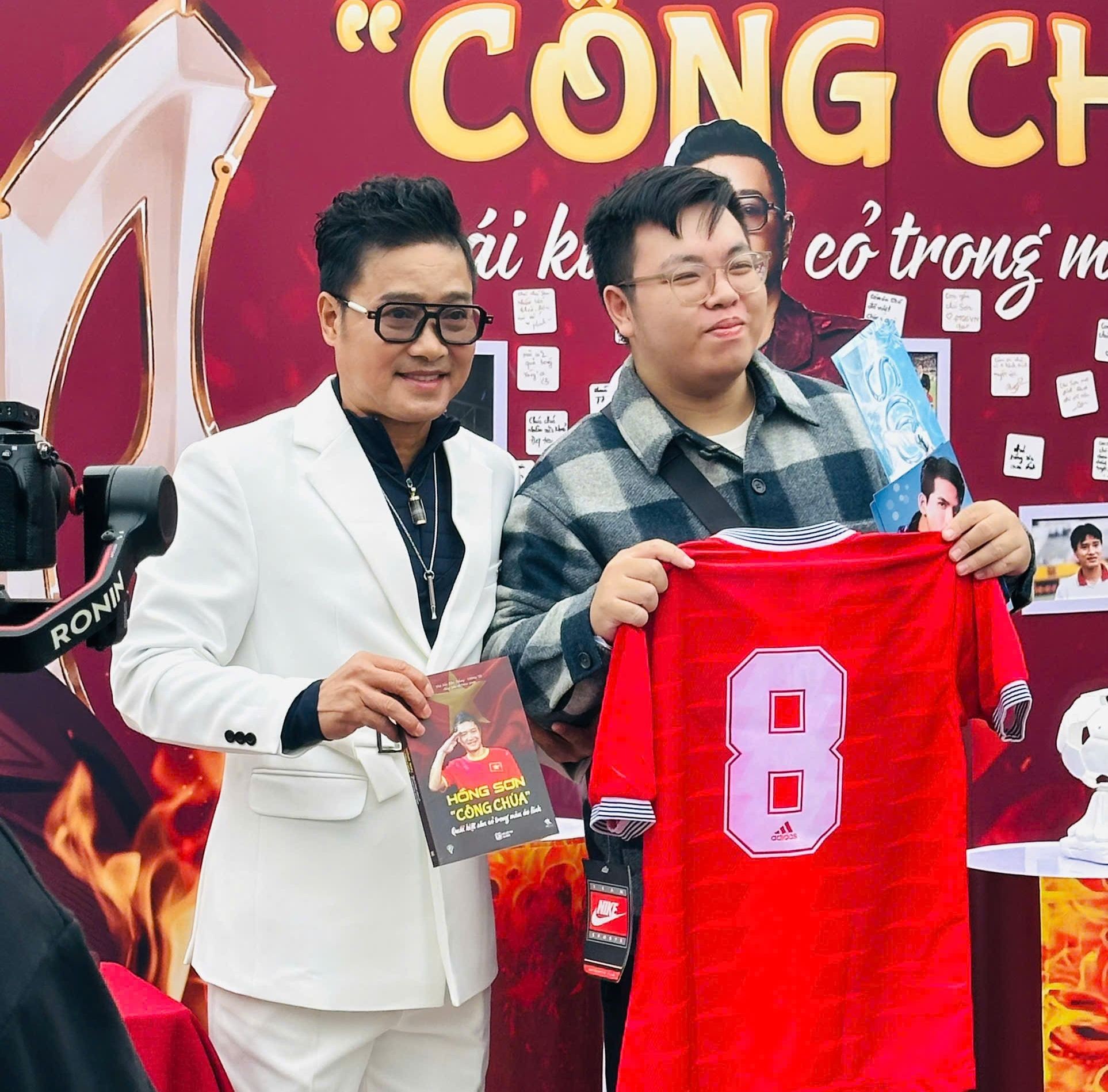 Anh tài Hồng Sơn sở hữu lượng fan nam đông đảo nhờ sự nghiệp bóng đá nhiều năm trước. Ảnh: Tú Oanh.