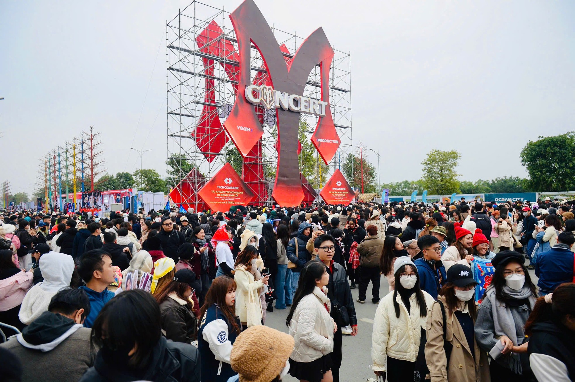 Biển người đổ về Ocean Park 3 dự concert Anh Trai Vượt Ngàn Chông Gai. Ảnh: Trọng Tài.