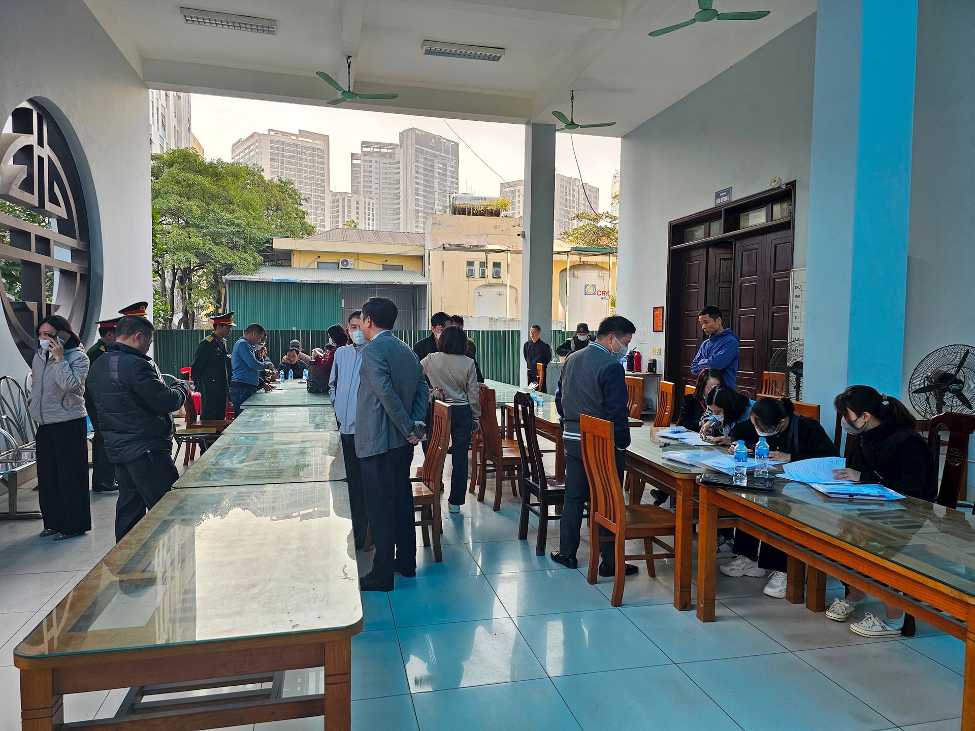 Vụ cháy làm 11 người chết ở Cổ Nhuế 2: Người cha già gọi con không được, chạy đến 'nhà xác' tìm con - 8