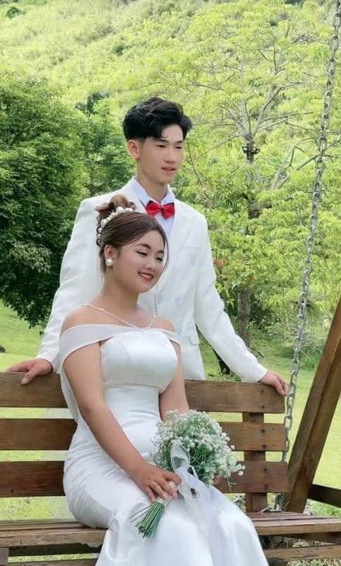Cả hai đầu tư đến 5 bộ outfit chụp ảnh cưới, từ đầm đuôi cá cho đến trang phục dân tộc, chụp ngoại cảnh ở nhiều địa điểm khác nhau ở Hà Giang.