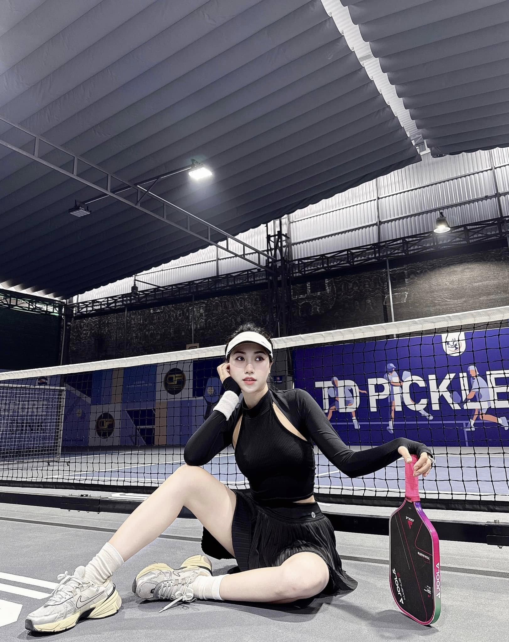Hot girl Nguyễn Nụ - em gái tiền đạo Văn Toàn - là gương mặt quen thuộc với fan bóng đá