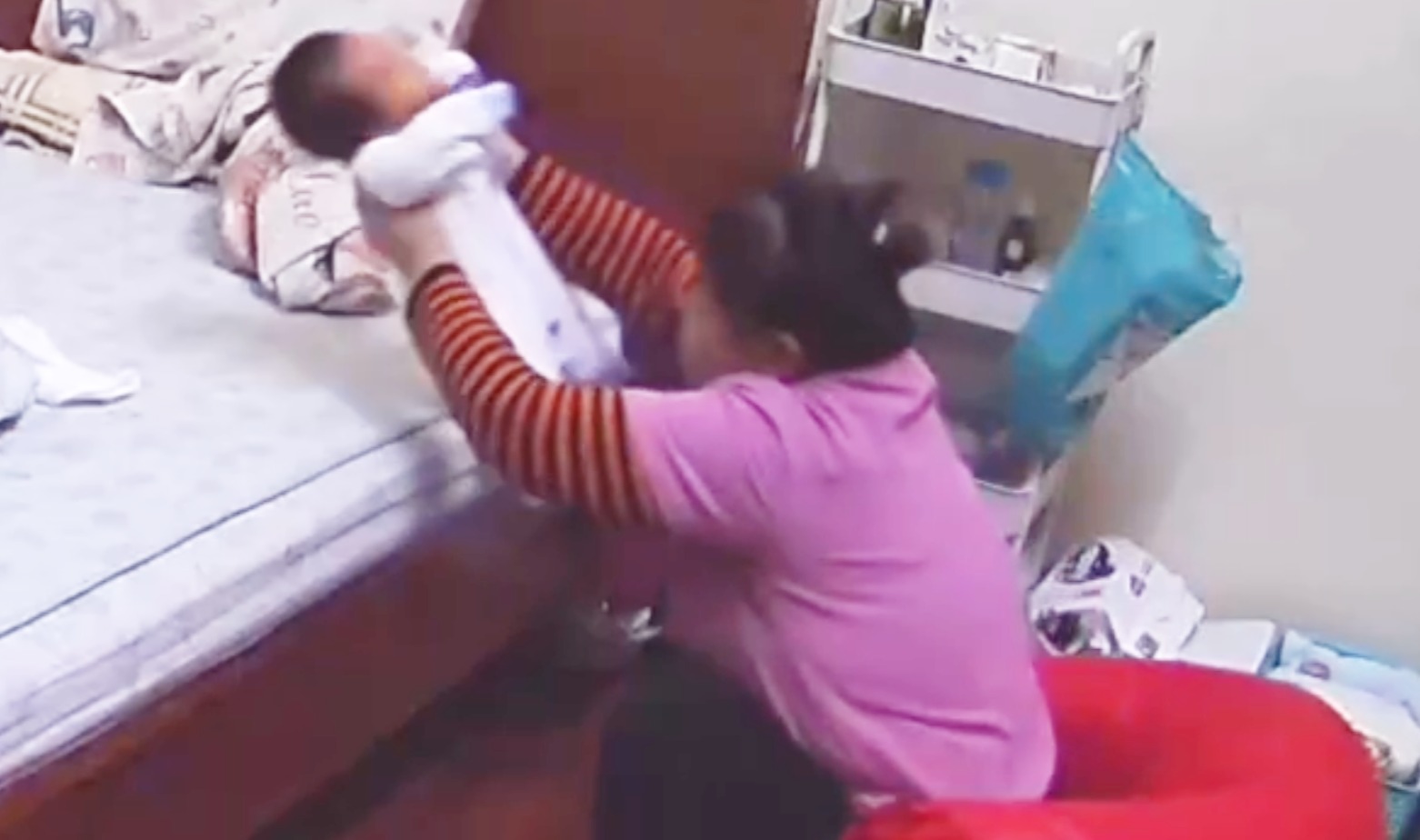 Tạm giữ hình sự nữ giúp việc bạo hành bé trai hơn 1 tháng tuổi ở Hà Nội