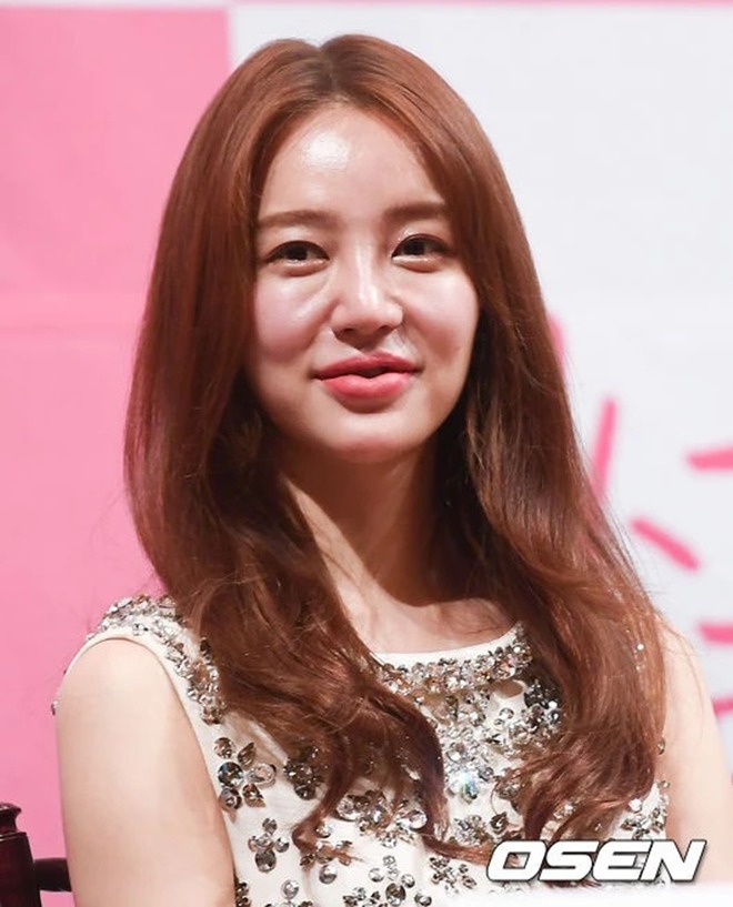 Yoon Eun Hye bị cho là lạm dụng phẫu thuật thẩm mỹ để níu kéo thanh xuân và nhận hậu quả nhan sắc tàn phai, hứng chịu loạt di chứng dao kéo đáng sợ. Cô từng xuất hiện với gương mặt sưng phồng, đơ cứng...