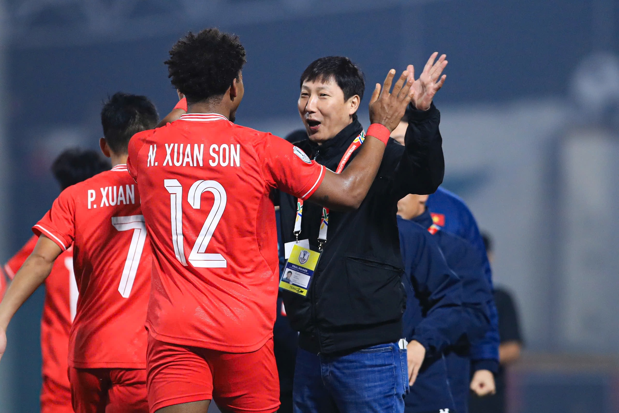 HLV Kim Sang-sik vỡ òa với bàn thắng của Xuân Son
