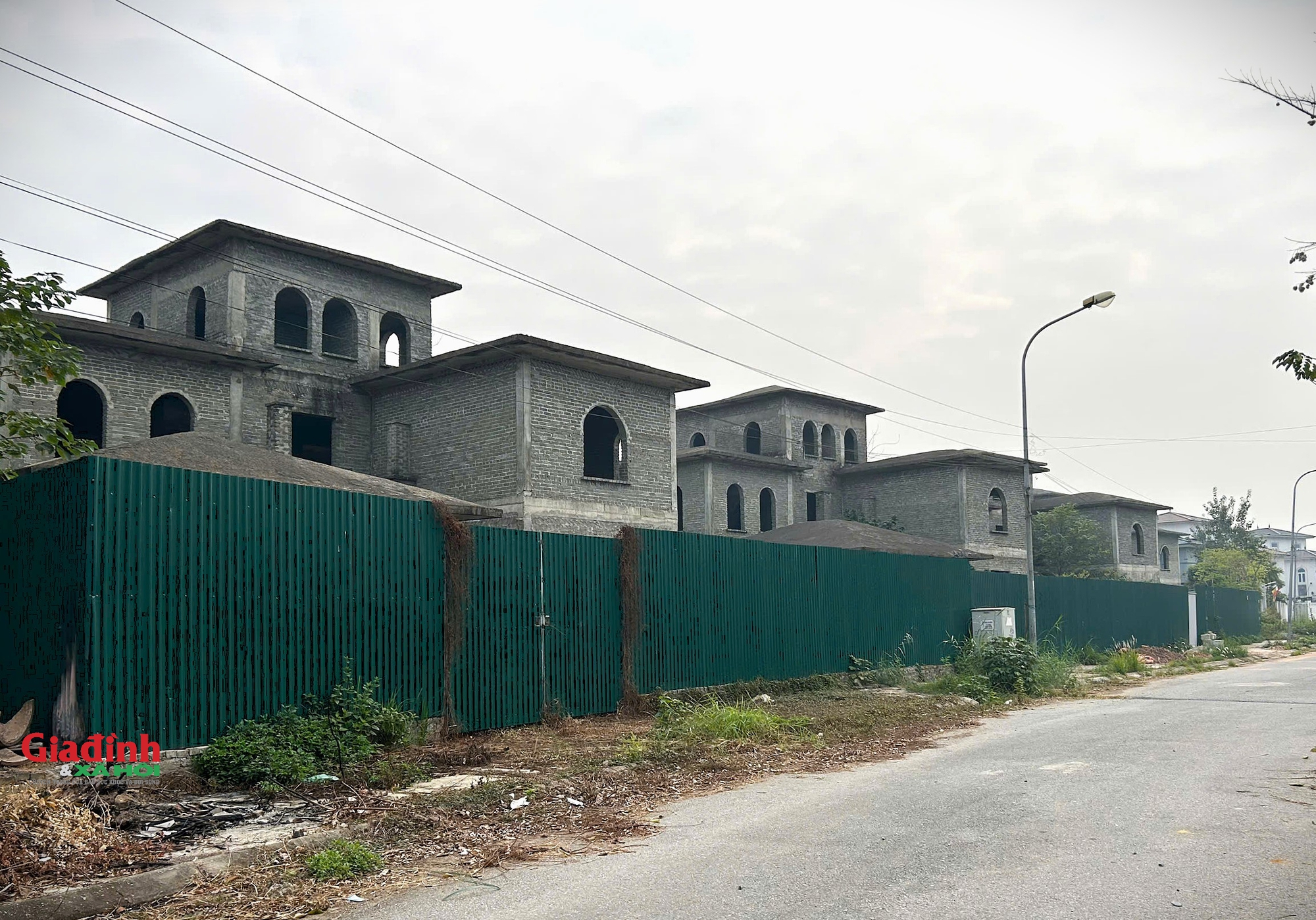 Hà Nội: Loạt biệt thự 'triệu đô' ở Hoài Đức bỏ hoang nhiều năm, gây lãng phí nghiêm trọng - 10