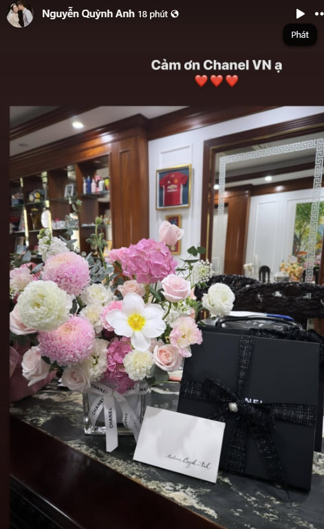Quỳnh Anh nhận quà từ Chanel, khẳng định đẳng cấp của