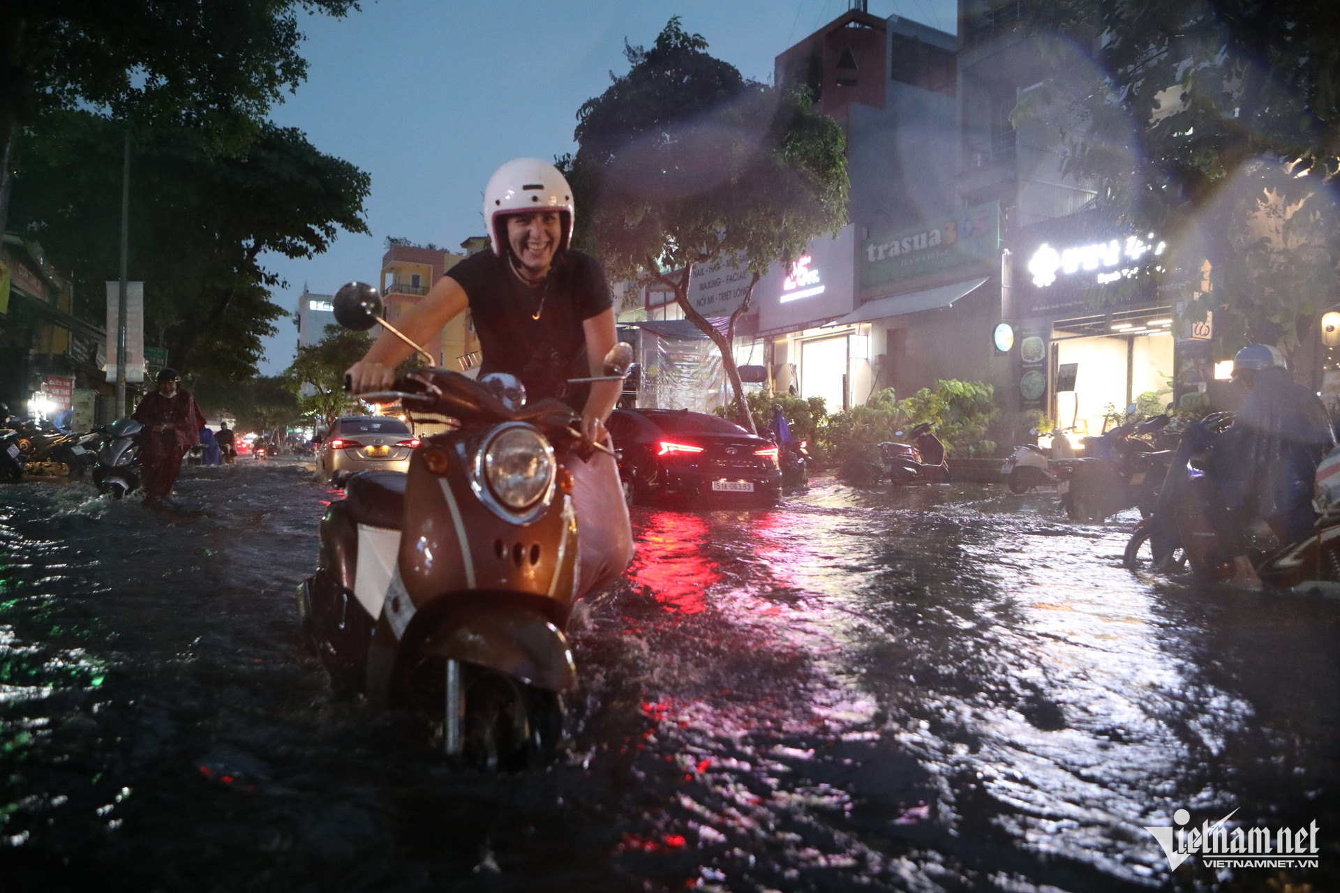 TPHCM mưa lớn trái mùa, đường ngập sâu khiến người ngã, xe chết máy la liệt - 6