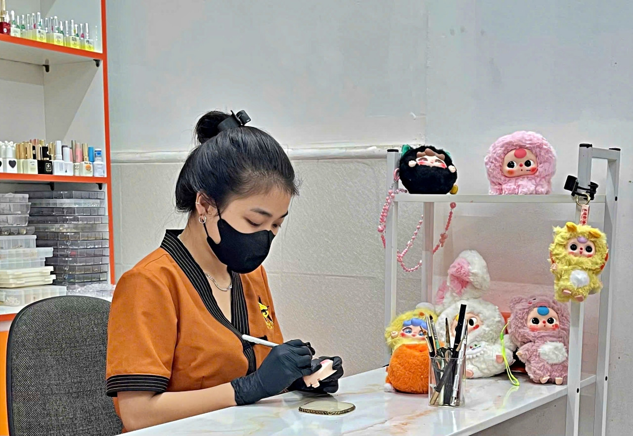 Chữa mắt lé, làm đẹp cho búp bê Baby Three, cô gái ở TPHCM 'hốt bạc' mỗi ngày Chữa mắt lé, làm đẹp cho búp bê Baby Three, cô gái ở TPHCM 'hốt bạc' mỗi ngày