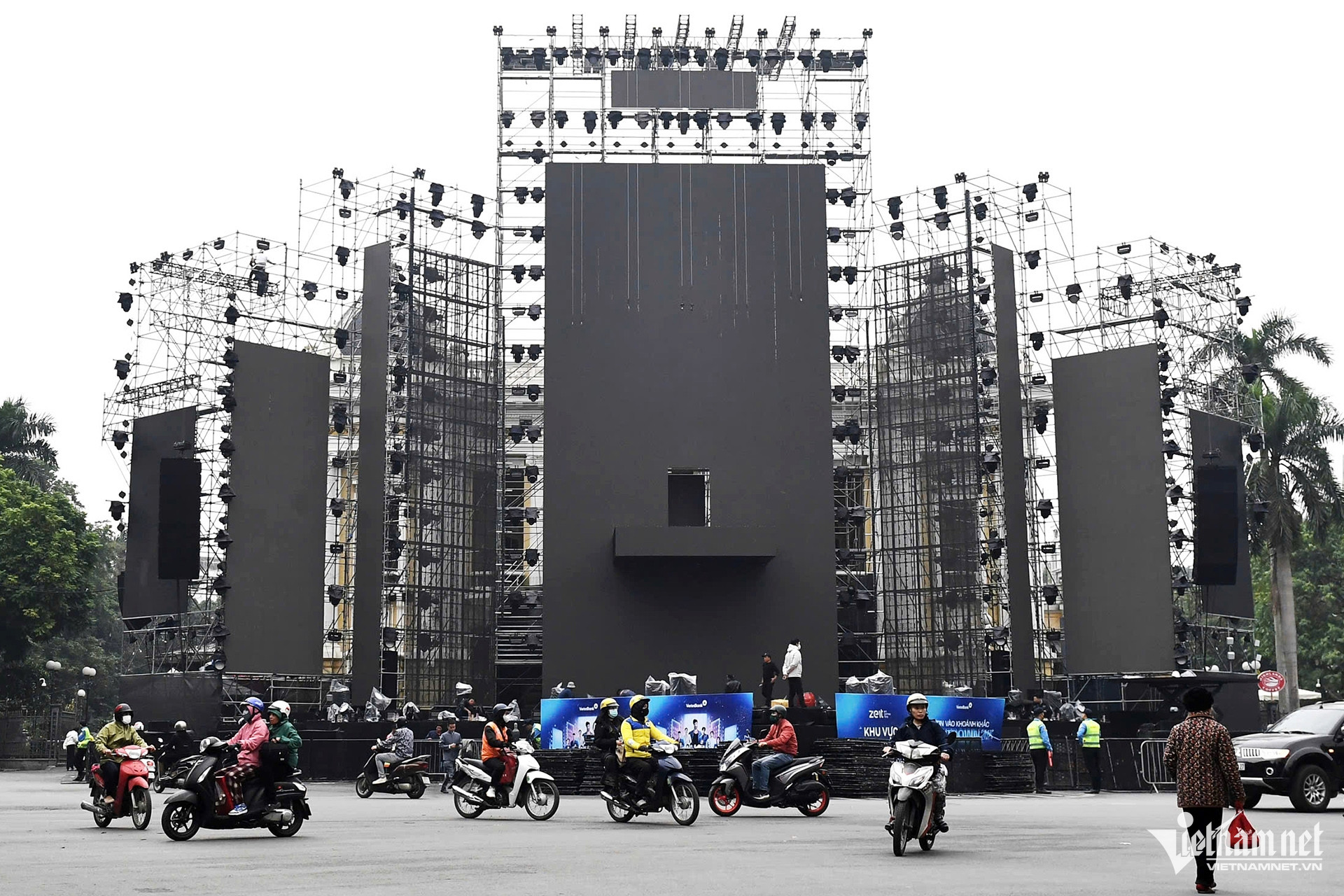 Hà Nội, TPHCM trước thời khắc bước sang năm mới 2025 - 12