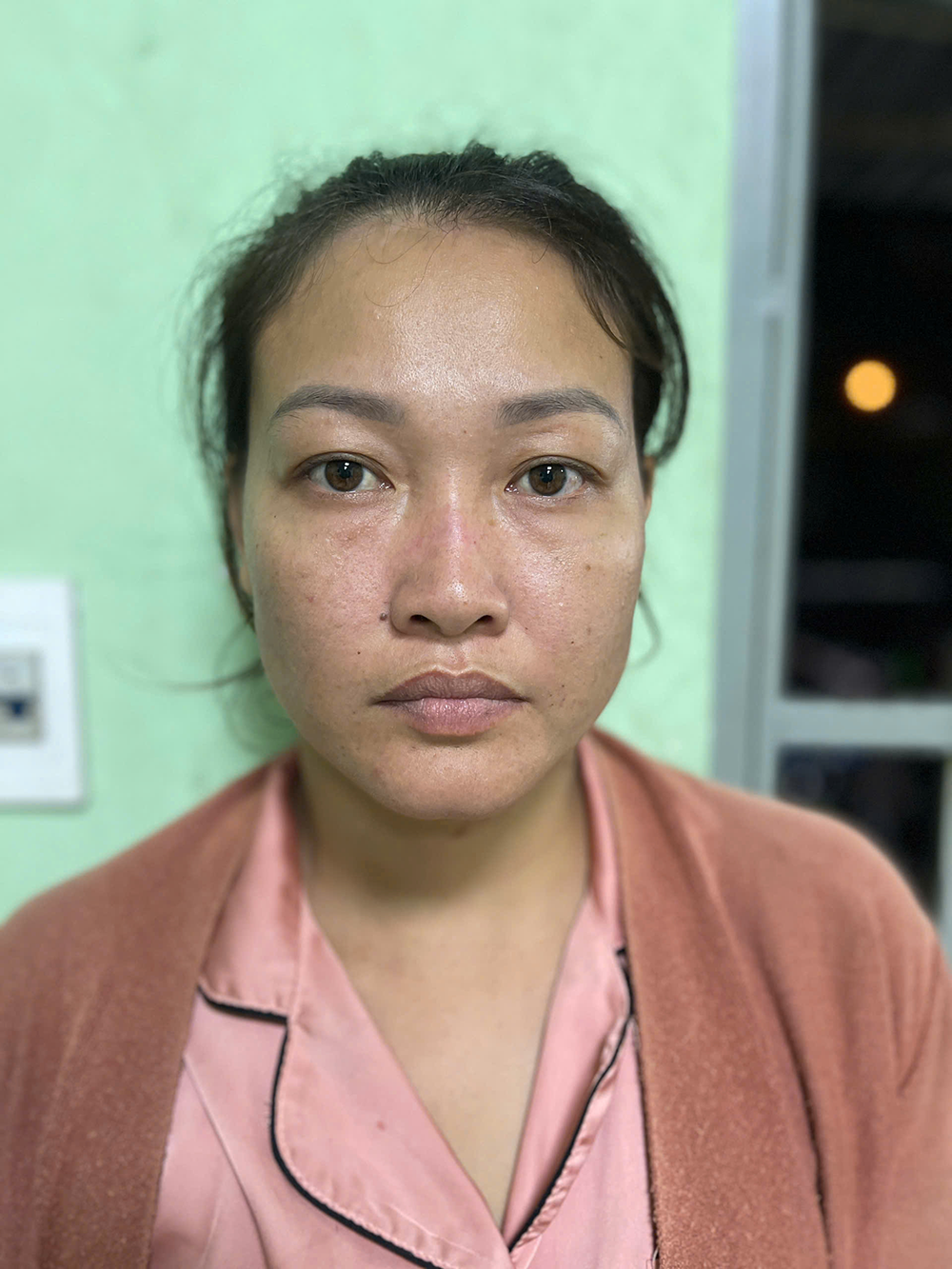 Bắt khẩn cấp người phụ nữ đánh nhân viên gác chắn tàu gãy xương mũi - 1 Bắt khẩn cấp người phụ nữ đánh nhân viên gác chắn tàu gãy xương mũi - 1