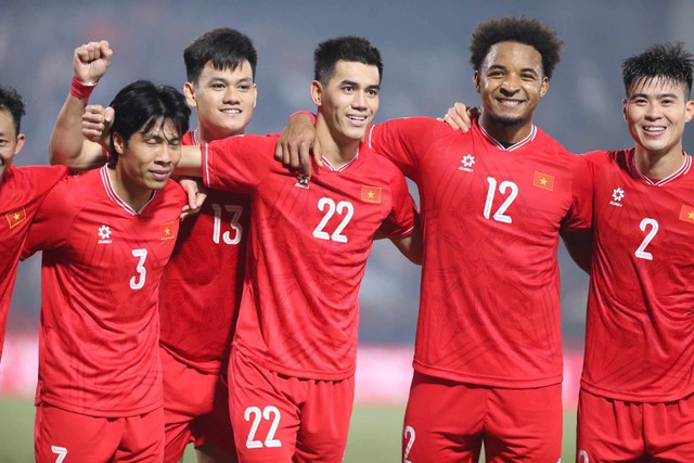 Việt Nam 2-1 Thái Lan: Nguyễn Xuân Son lập cú đúp đem về chiến thắng - 11 Việt Nam 2-1 Thái Lan: Nguyễn Xuân Son lập cú đúp đem về chiến thắng - 11