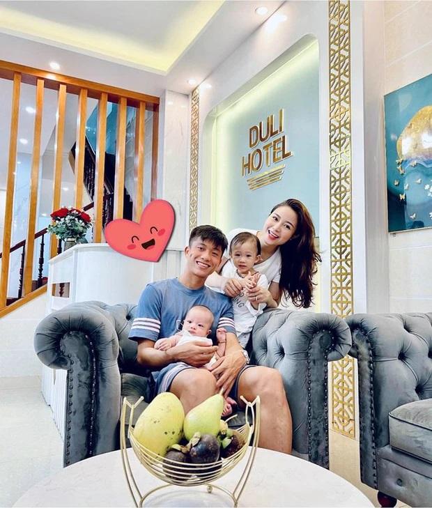 'Cặp đôi vàng' làng bóng đá: Vợ từng vướng nghi vấn thứ 3 đến cuộc sống viên mãn, sở hữu đủ khách sạn, nhà hàng bạc tỉ - 3