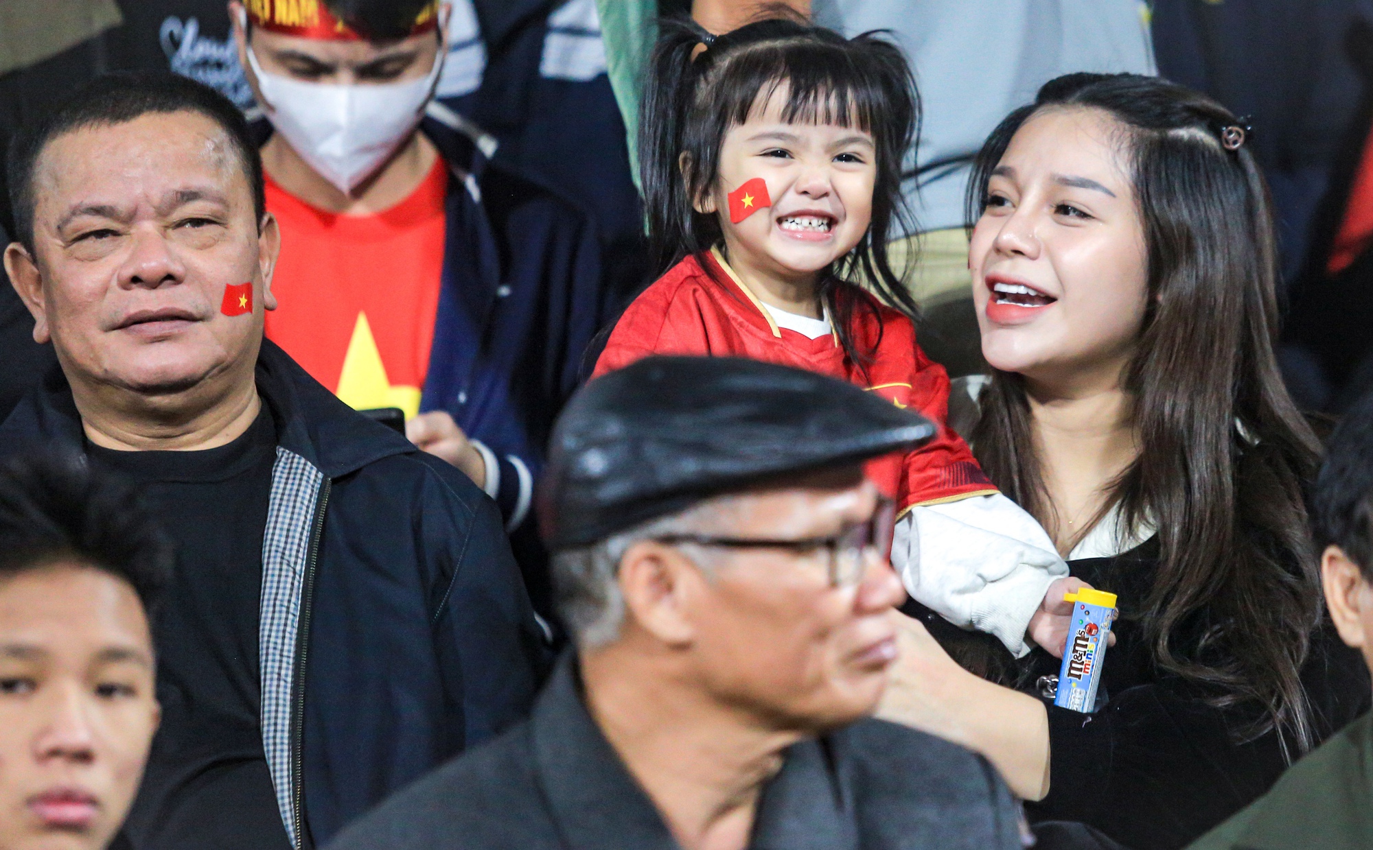 'Tóm dính' vợ Bùi Tiến Dũng bầu to vượt mặt vẫn đến cổ vũ ĐT Việt Nam, nhan sắc chẳng thua kém Chu Thanh Huyền - 2