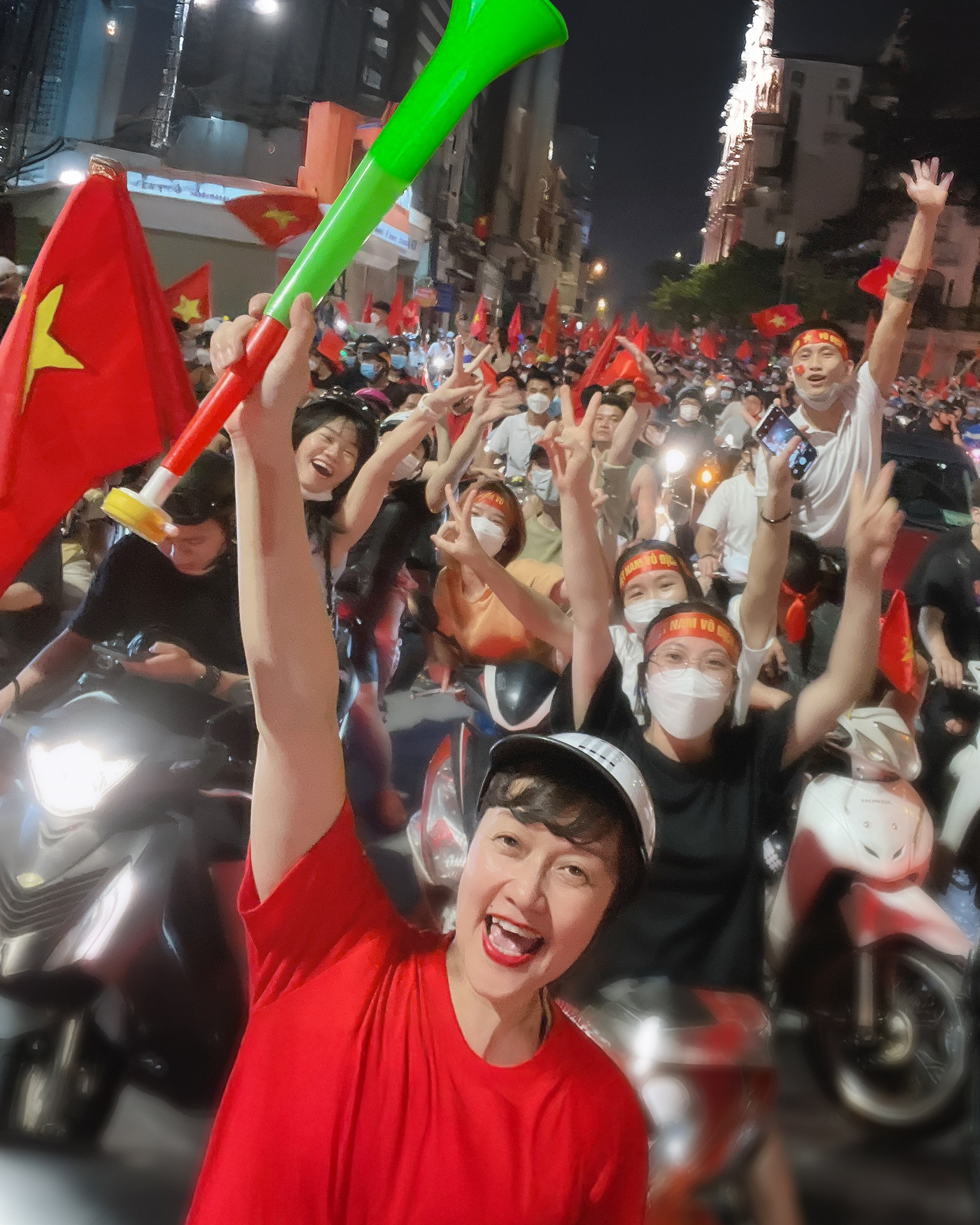 MC Lại Văn Sâm, hoa hậu Thùy Tiên vỡ òa khi tuyển Việt Nam đánh bại Thái Lan - 3 MC Lại Văn Sâm, hoa hậu Thùy Tiên vỡ òa khi tuyển Việt Nam đánh bại Thái Lan - 3