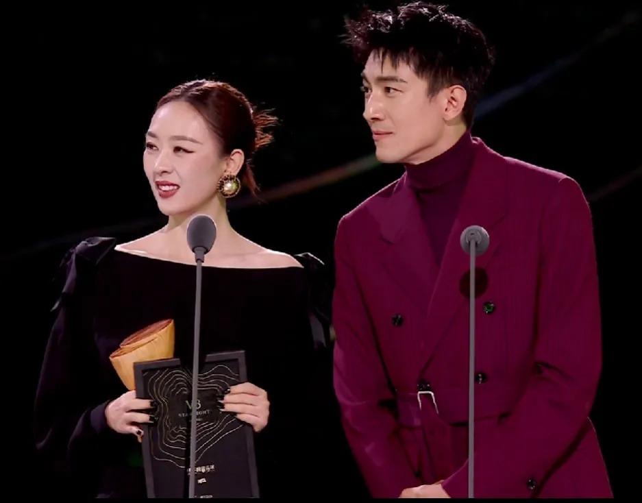'Kiếp nạn' của Triệu Lệ Dĩnh: Đụng mặt chồng cũ Phùng Thiệu Phong, tránh 'tình tin đồn' vẫn bị 2 sao nam bê bối bao vây ở sự kiện - 2 'Kiếp nạn' của Triệu Lệ Dĩnh: Đụng mặt chồng cũ Phùng Thiệu Phong, tránh 'tình tin đồn' vẫn bị 2 sao nam bê bối bao vây ở sự kiện - 2